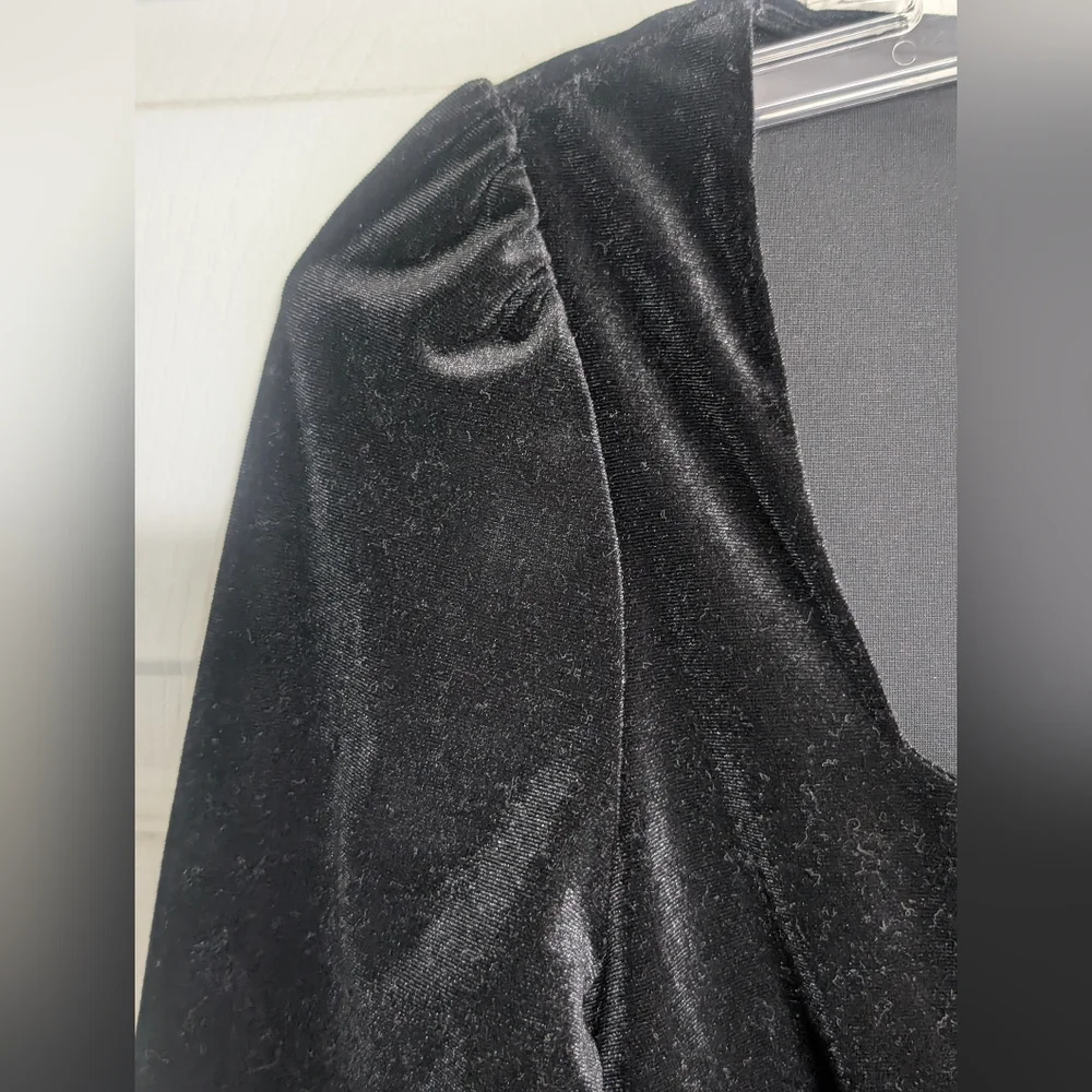 LAST CHANCE Le Chateau Black Velvet Top - Picture 6 of 11